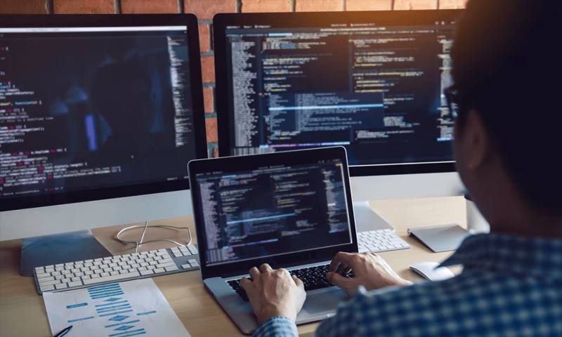 数据科学选型:R与Python如何赋能乌达区网站建设?